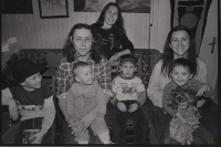 Hana a Vít Pelikánovi u manželovy sestry Ivy Vodrážkové v Praze, 1986