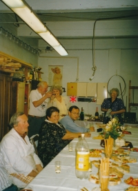 Jan Obrman s dělníky ve sklepě Federálního shromáždění, 1995