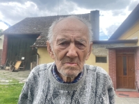Josef Bialas na dvoře svého domu, Hlučín, 16. května 2024