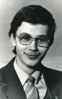 Denis, portrét s komsomolským odznakem, Moskva, 1986.