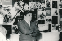 Otec B. N. Bilunov na vernisáži výstavy, 1985.