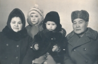 Burjatské kořeny: babička Evdokia Petrovna, sestřenice, Denis a děd Nikolai Vasilyevich Bilunov, Moskva, zima 1971.