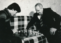 Denis se svým dědečkem: šachová partie doma na pohovce, Moskva, 1984.