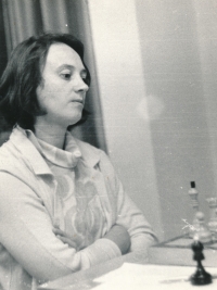 Matka, šampionka RSFSR Rimma Ivanovna Bilunova na šachové partii, Moskva, 1985.