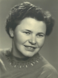 Zdenka Nováková na maturitní fotografii, 26 let, Poděbrady