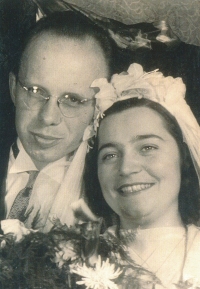 Vojmír Králík a Alena Čamková, pamětníkovi rodiče, 11. listopadu 1943, svatební foto