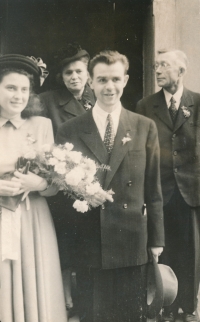 Svatební foto rodičů pamětnice, v pozadí prarodiče z otcovy strany, 1949