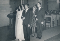 Svatební foto pamětnice z první svatby s Fratiškem Šilarem, kostel U Salvátora, Praha, 1973