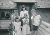 Pamětnice se svými dětmi u rodičů prvního manžela, Lanškroun, cca 1984 