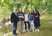 Pamětnice (uprostřed) se svými dětmi při oslavě svých sedmdesátých narozenin, září 2023