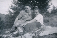 S matkou Františkou Vodenkovou, 1952