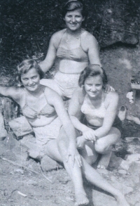 Se sestrou Libuší (vpravo) a slečnou na hlídání Marií (uprostřed), 1952