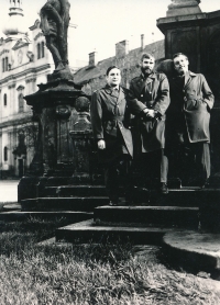 Jaroslav Kraus (první zprava) ve vojenské uniformě v Hradci Králové, rok 1976