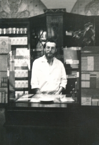 Jaroslav Kraus v lékárně, rok 1986