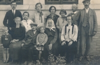 Pichner, pradědeček pamětníka z matčiny strany (3. zleva v první řadě), rok 1930