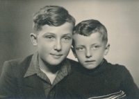 Bratři Jiří a Jaroslav (vpravo) Krausovi, rok 1956