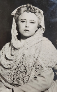Matka pamětníka Helena Šoltysová jako divadelní ochotnice, 40. léta 20. století