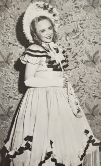 Matka pamětníka Helena Šoltysová jako divadelní ochotnice, 40. léta 20. století