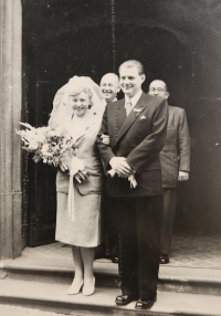 Svatební fotografie rodičů pamětníka, Helena a Jindřich Šoltysovi, 1944