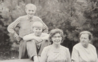 Pamětník jako dítě s otcem Jindřichem, matkou Helenou a babičkou Albínou Kubovou, 50. léta 20. století
