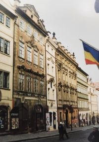 Dům v Nerudově ulici, kde pamětník vyrůstal, vyfoceno v 90. letech 20. století, jejich dům je druhý zleva