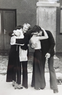 Svatební foto pamětníka, s manželkou Blankou jsou vlevo, 1976