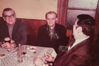 Otec pamětníka Jindřich Šoltys uprostřed ve společnosti kamarádů v hospodě, 60. léta 20. století