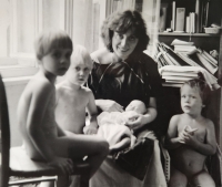 První žena Pavla Šoltyse s dětmi Ondrou, Štěpánem, Aničkou, poslední dítě je kamarád
