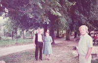 Pavel Šoltys v popředí, v pozadí jsou rodiče manželky Blanky, kteří byli vysláni do Rakouska, aby dceru a manžela po emigraci přemluvili k návratu do Československa, 1984