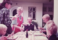 Rodina manželky v Rakousku, když je přijeli přemluvit k návratu, 1984