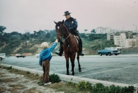 Syn pamětníka Štěpán Šoltys v USA, zdraví se s policistou, druhá polovina 80. let 20. století