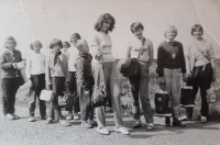 Kristina Kortišová (druhá zprava) s dětmi z Polné na Šumavě, druhá polovina 60. let