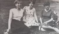 Kristina Kortišová (první zleva) s kamarádkou Miladou Tahotnou (uprostřed), druhá polovina 60. let