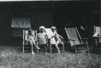 Marcela Bartlová (rozená Pospíšilová) s dětmi Adélou a Matoušem, Bartoušov u Havlíčkova Brodu, 1988
