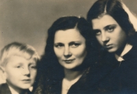 Pavel Mareš (vlevo) ve věku asi čtyř let s maminkou a sestrou