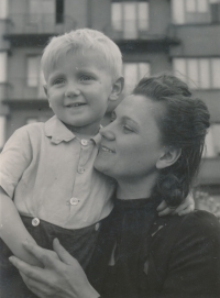 Pavel Mareš ve věku asi tří let s maminkou