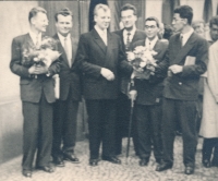 Pavel Mareš (uprostřed bez kytice) při promoci s příbuznými, 1961