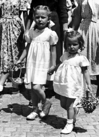 Vpravo Eva Sedlářová se sestrou Annou při slavnosti Božího těla, Nový Hrozenkov, 1958