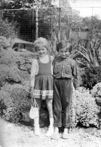 Vpravo Eva Sedlářová a kamarádka Milada Glázrová, Ústí nad Labem, asi 1963