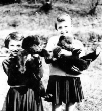 Eva Sedlářová vlevo a sestra Anna s medvíďaty v zoologické zahradě, asi 1963