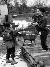 Eva Sedlářová s matkou Vlastou, která drží šimpanzí samičku Zuzanu, zoologická zahrada Ústí nad Labem, počátek 60. let