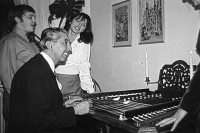 Eva Sedlářová s Karlem Krylem a svým otcem Dušanem Sedlářem u cimbálu, Kostnice, Vánoce 1973