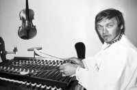 Karel Kryl u cimbálu v bytě rodičů Evy Sedlářové, Kostnice, 1972