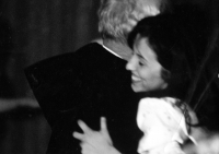 Eva Sedlářová na své svatbě při tanci s opatem Anastázem Opaskem, Rohr, 14. července 1973