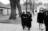 Marlen Kryl (druhá žena Karla Kryla) a Eva Sedlářová v areálu Břevnovského kláštera v den po pohřbu Karla Kryla, vpravo Anna Cigošová (sestra Evy Sedlářové) s Karlem Jadrným (vdovcem po Rozině Jadrné, redaktorce Rádia Svobodná Evropa, Praha, 12. března 1994