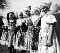 Třetí zleva Vlasta Sedlářová, matka Evy Sedlářové, asi 1950