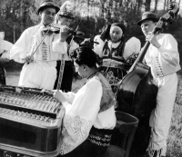 U cimbálu Dušan Sedlář, otec Evy Sedlářové, 1950