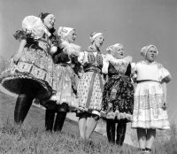 Třetí zleva Vlasta Sedlářová, matka Evy Sedlářové, asi 1950