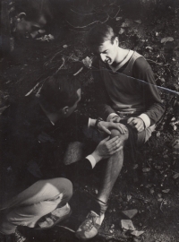 Jan Matějíček si při přespolním běhu na vojně v roce 1969 poranil koleno
