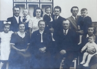 Dole uprostřed Vilém a Anastasie Bialasovi, vpravo nahoře Josef Bialas se synem Willym, vlevo vedle něj v náručí syn Erich, dole vpravo manželka Karla s dcerou Zdeňkou, sestry Anna a Lena s manžely Bedřichem a Milanem, Hlučín, 50. léta

